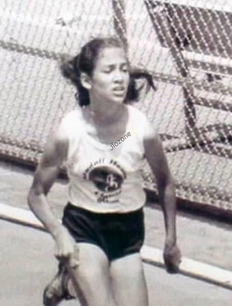 Una de las mejores fotos de la semana fue esta, en donde aparece JLo de muy joven y bastante 'fitness'.