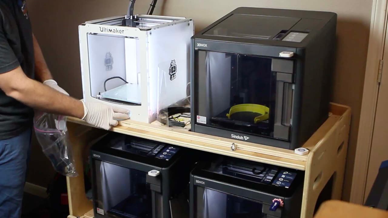 El equipo de BakerRipley está creando aproximadamente 20 caretas al día por impresora.