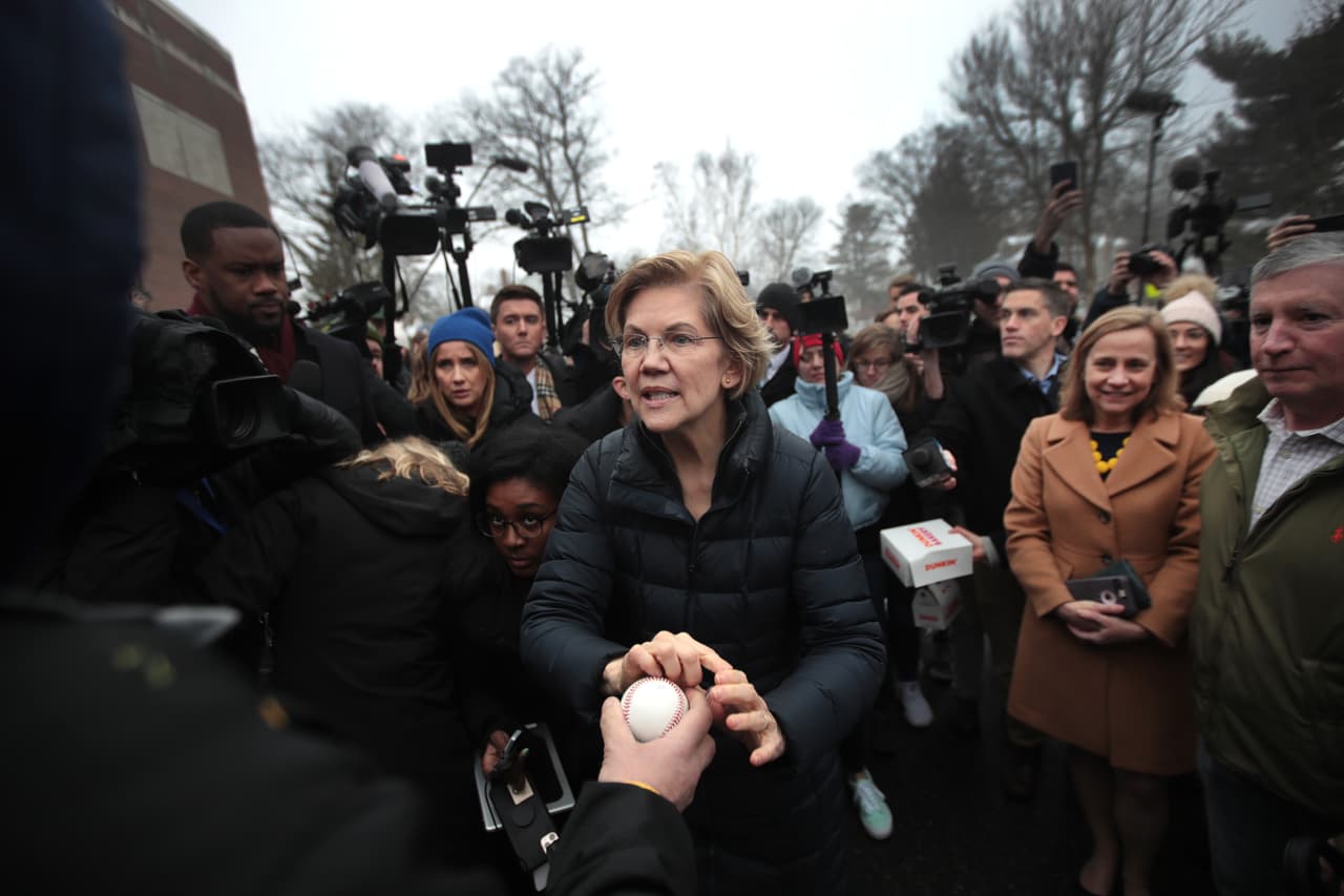 La senadora Elizabeth Warren visita el centro de votación en Webster School de Manchester, New Hampshire, el 11 de febrero de 2020.