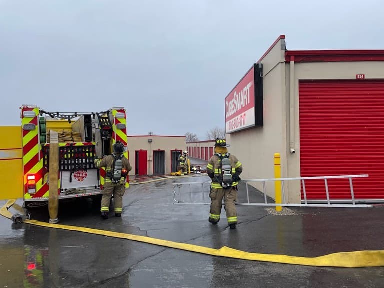 Una mujer perdió la vida tras un incendio dentro de una bodega de almacenamiento.