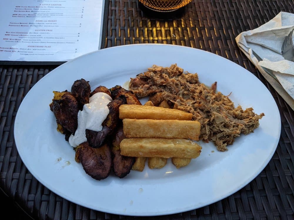 <b>Luna Rotisserie and Empanadas</b>
<br>Dirección: 112 W Main St Durham, NC 27701
<br>Teléfono: (984) 439-8702
<br>Sitio web:
<a href="https://www.lunarotisserie.com/">https://www.lunarotisserie.com/</a>
<br>
<a href="https://www.yelp.com/map/luna-rotisserie-and-empanadas-durham">Cómo llegar</a>
<br>
<br>Una usuaria de Yelp dijo: “Mi mente explotó. Sabía que este lugar sería bueno debido a mi intensa investigación de Yelp y a que un amigo me lo recomendó. Luna superó mis ya altas expectativas”.