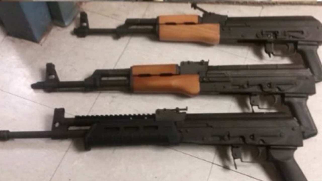 Estas eran las arma que pretendían cruzar a México los sujetos detenidos en el puerto fronterizo de Nogales.