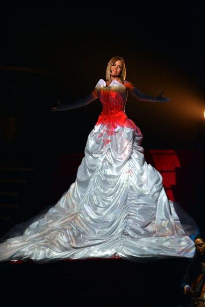 Poco a poco el vestido se tiñó de "sangre".