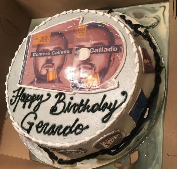 Un curioso cake de cumpleaños para Gerardo Ortiz.