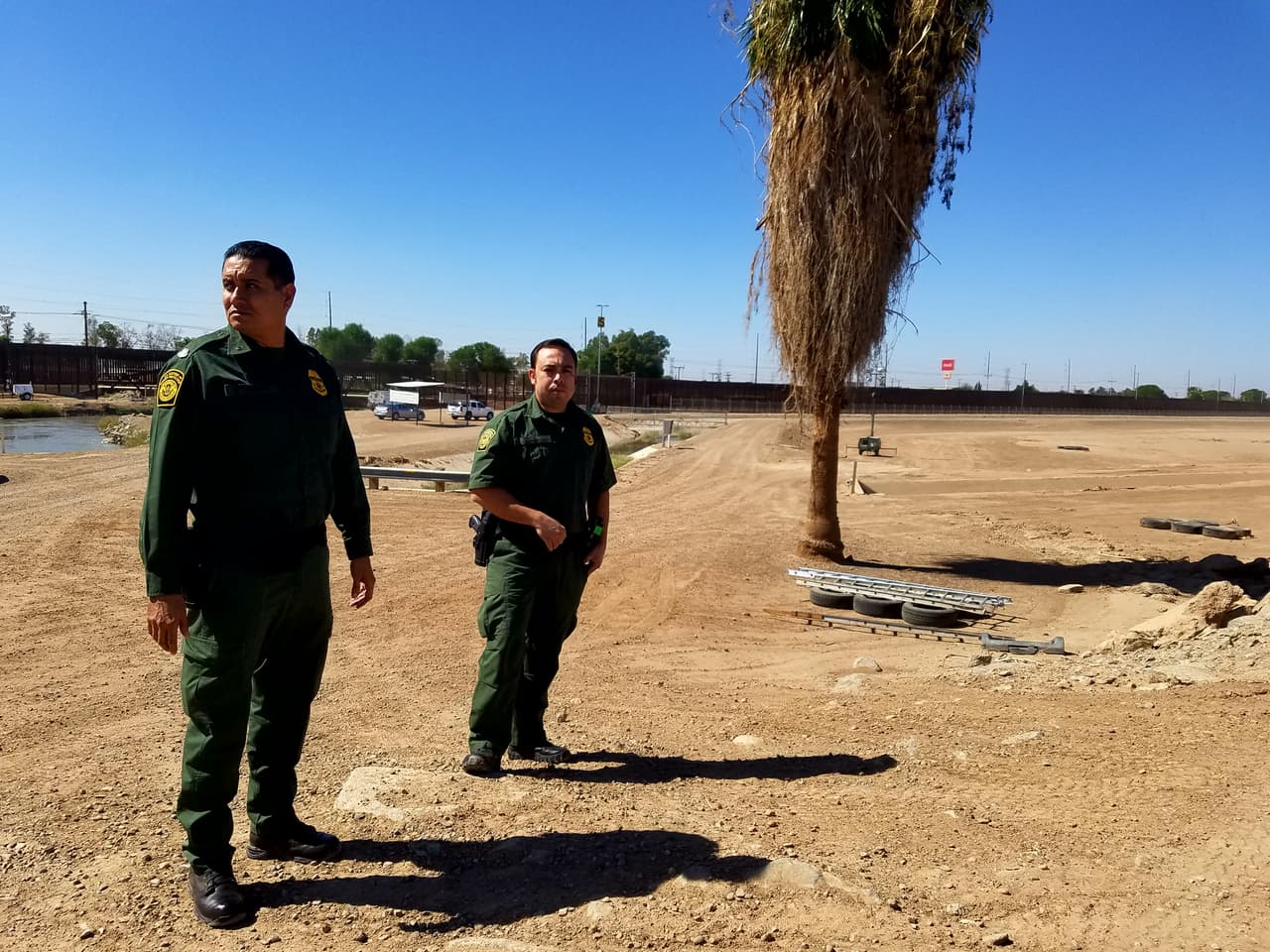 Agentes de la Patrulla Fronteriza acompañaron a Univision Noticias durante una visita a la zona de la triple valla en el sector de Yuma