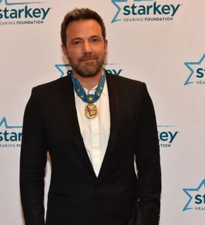 Fue a principios de 2017 que Ben Affleck sorprendió a la prensa y a sus seguidores cuando publicó en su cuenta de Facebook un pequeño comunicado donde daba a conocer que recientemente había sido dado de alta de una clínica de adicciones. En el emotivo texto, el actor agradeció a su familia el apoyo en esos duros momentos y señaló: "Es algo con lo que he tenido que tratar en el pasado y a lo que tendré que seguir enfrentándome".