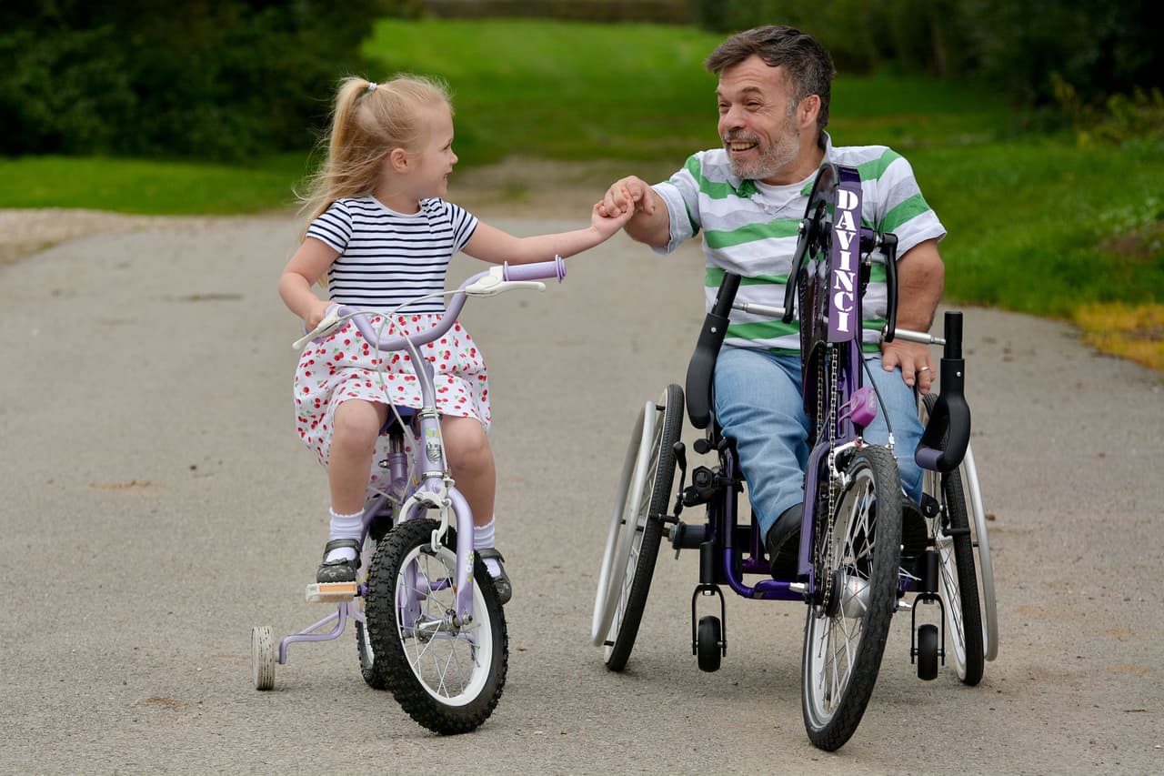 Aunque eso le ha llevado a ser dependiente de su bici, ¡a él no le importa!