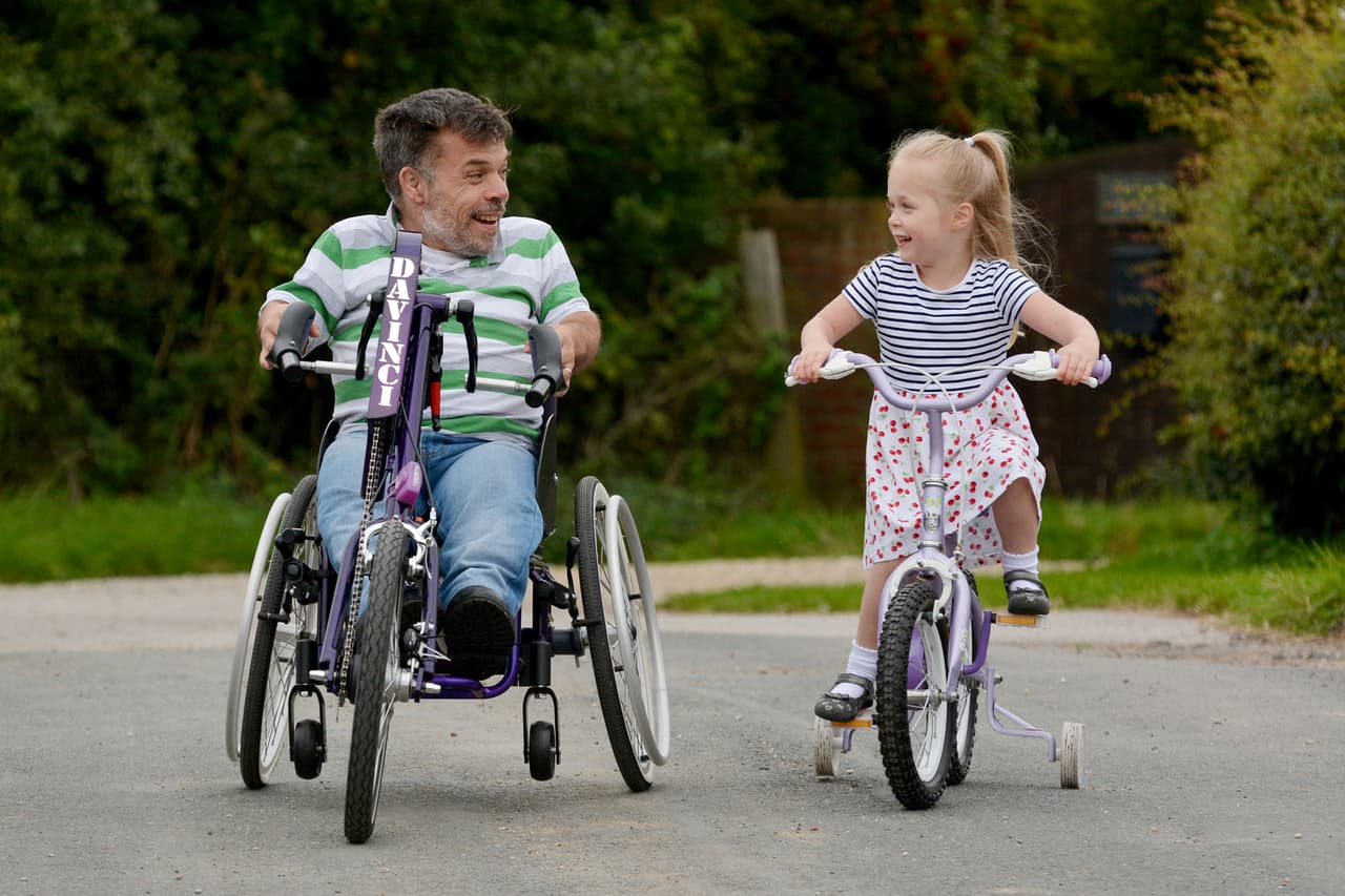 Él tiene displasia diatrófica, también conocido como enanismo diatrófico.