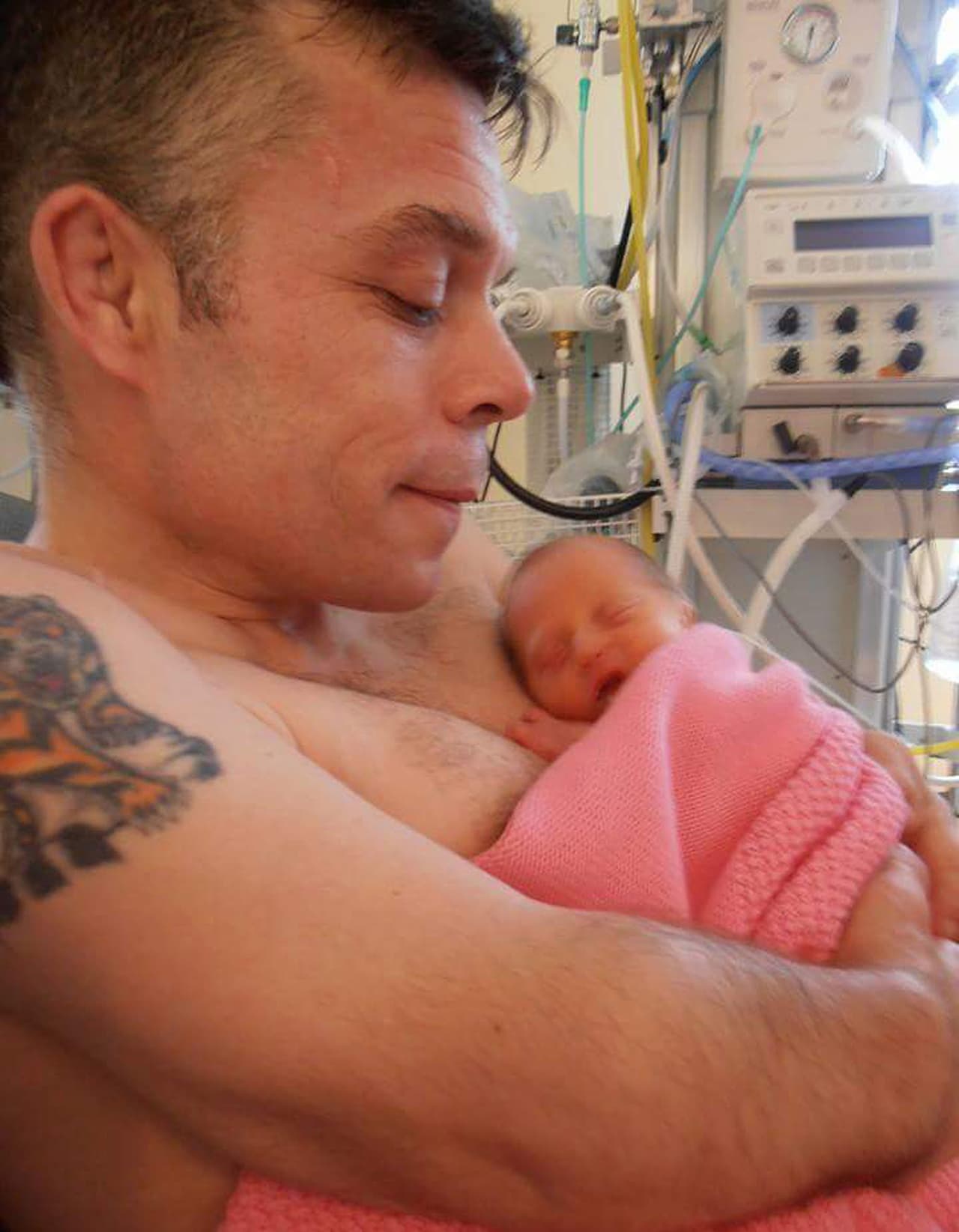 Cherry es producto de esa relación. Desde que la vio, su padre no le ha quitado los ojos de encima.