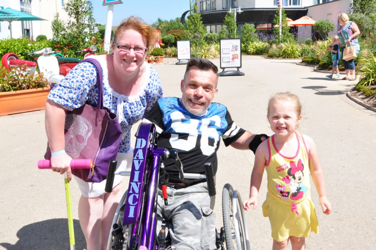 La pequeña no heredó la condición de su padre, lo que le permite seguir creciendo y ayudándole más a su padre.