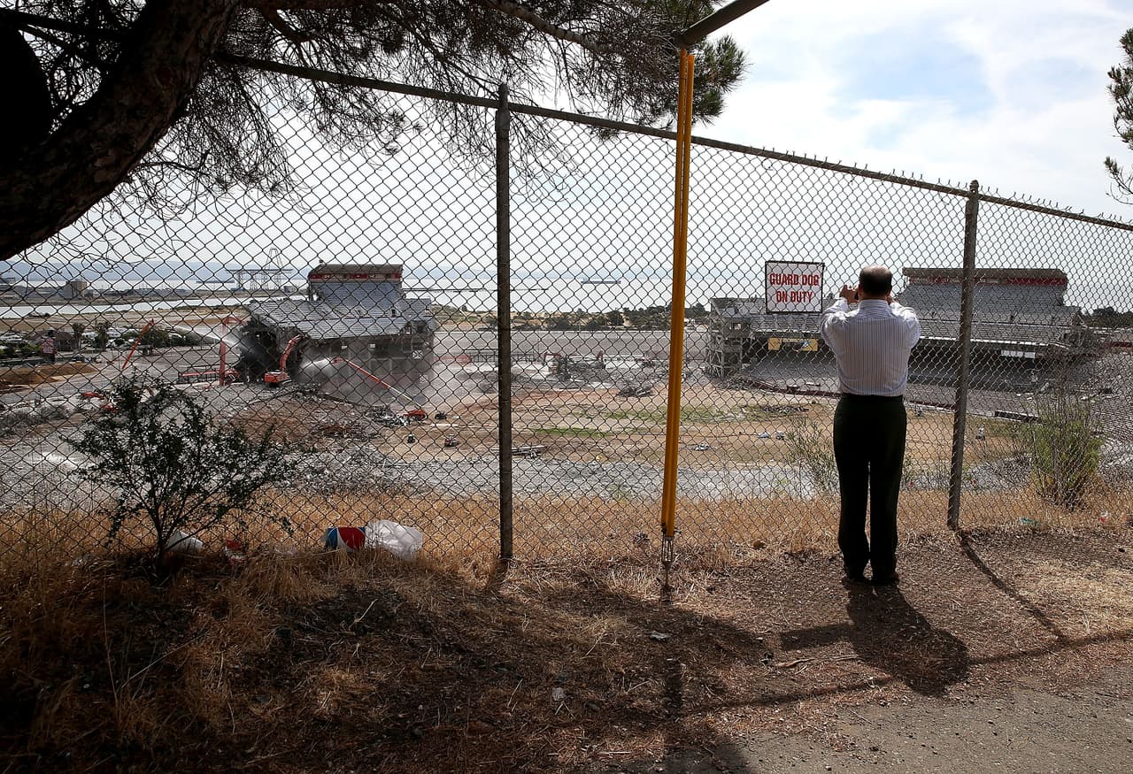 La demolición de la excasa de los Gigantes y los 49ers llegó a su fase final.