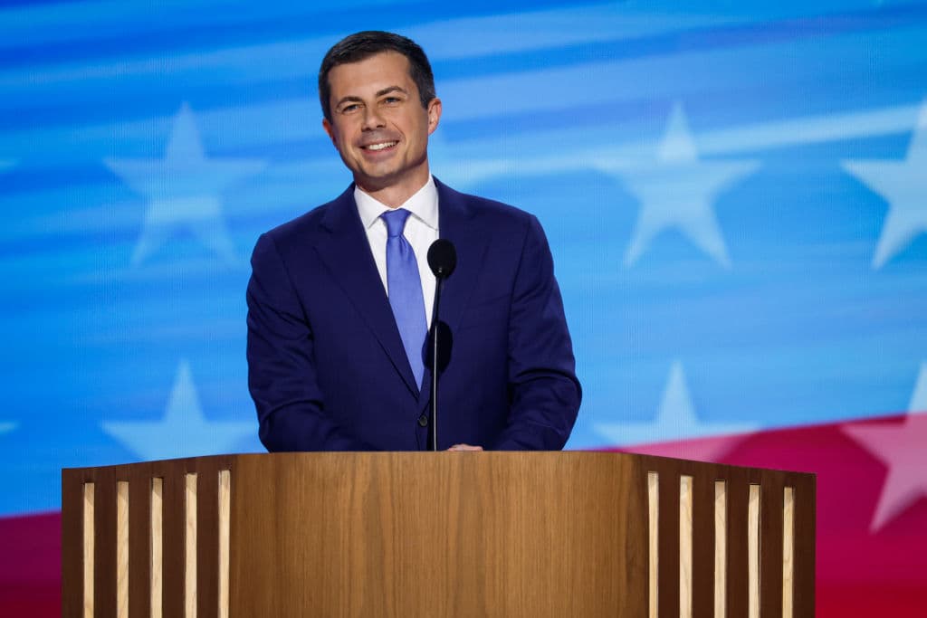 El secretario de Transporte de Estados Unidos, Pete Buttigieg, habla en el escenario durante el tercer día de la Convención Nacional Demócrata.