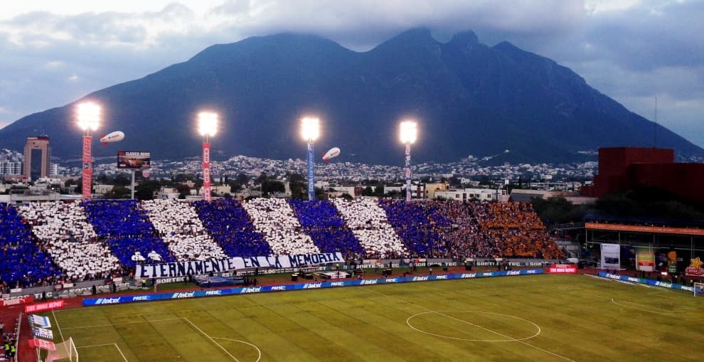 ¿Alguien recuerda este tipo de escenarios con el Cerro de la Silla atrá? Hace no mucho tiempo así lucía el apoyo para Rayados mediante su afición.