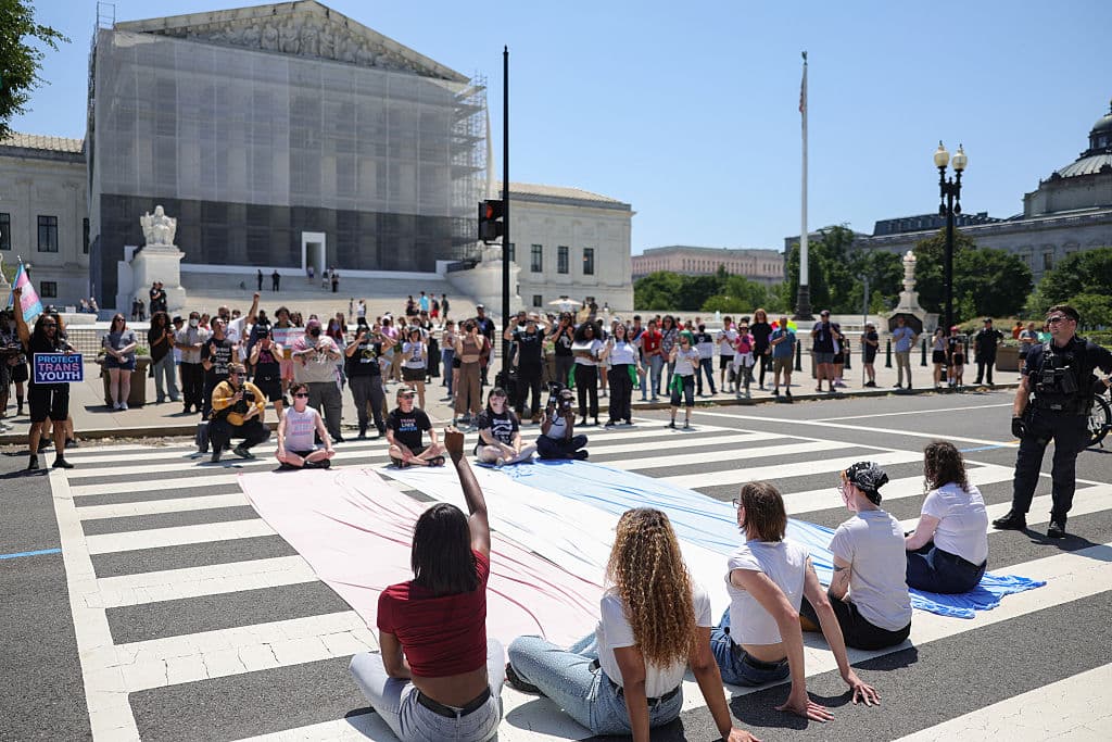 La ACLU calificó la decisión como "preocupante pero limitada", ya que los abogados pueden buscar protecciones adicionales para las familias afectadas. "La orden ejecutiva es manifiestamente ilegal y cruel. Nunca debería aplicarse a nadie", declaró Cody Wofsy, subdirector del Proyecto de Derechos de Inmigrantes.