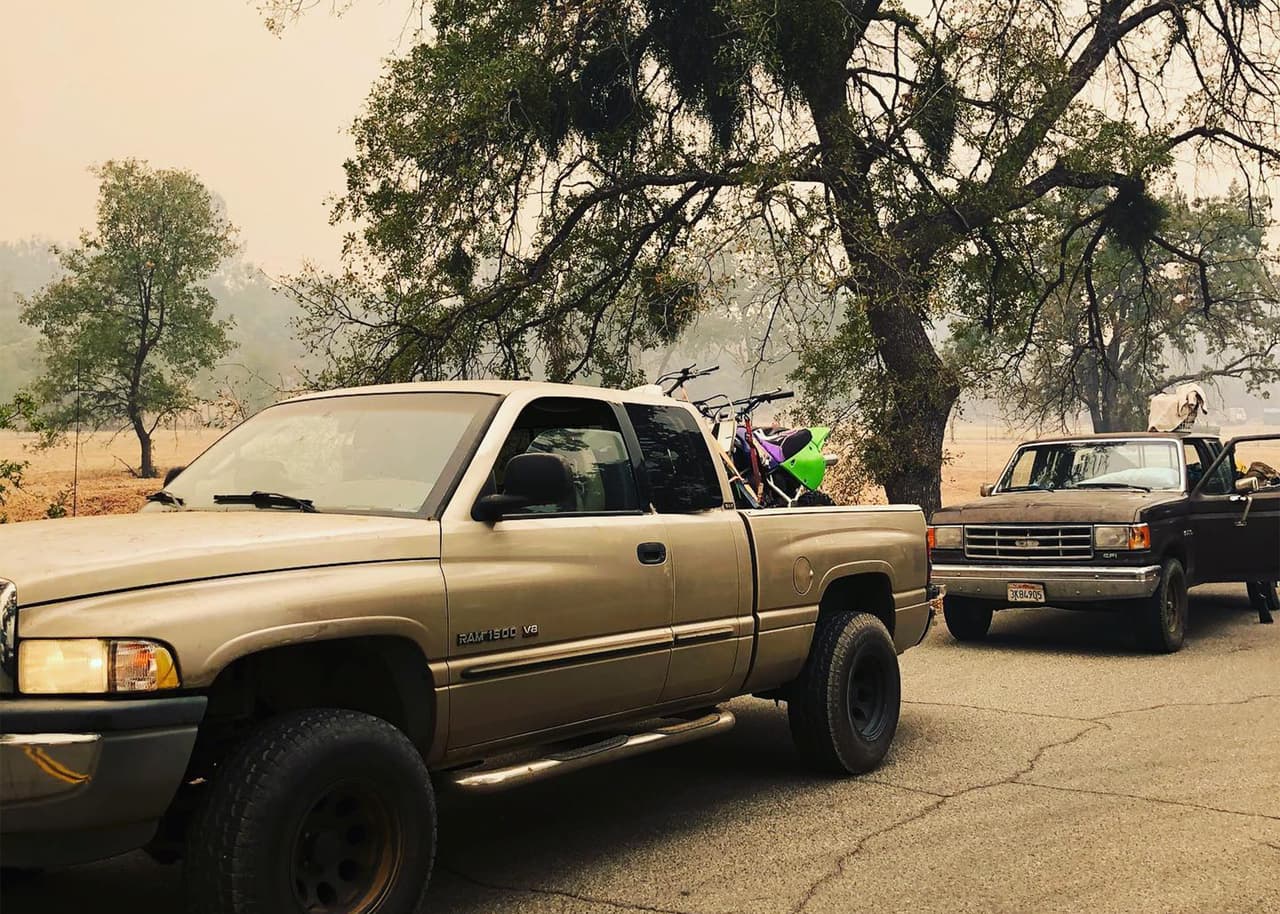 En medio de las evacuaciones en la zona devastada, la policía arresta a sospechosos con drogas y explosivos
