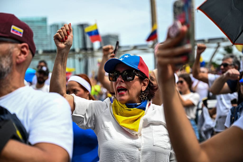 A diferencia de otros encuentros de venezolanos, los asistentes pidieron que se apagara la música festiva, y se recordara que "estamos de luto".
<br>