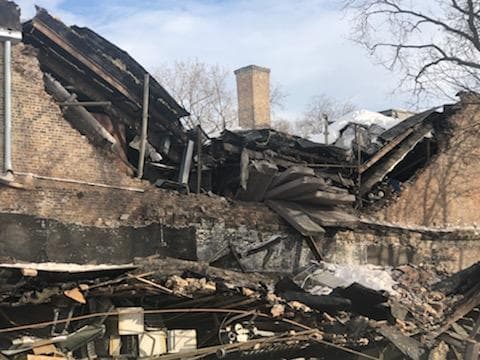 Según los bomberos el edificio cayo por el peso de la nieve
<br>