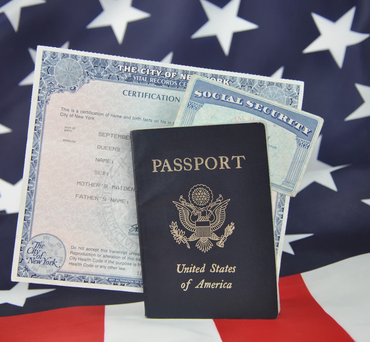 Un
<b>Comprobante de Identidad</b>
<br>-Certificado de Nacimiento.
<br>-Pasaporte de los Estados Unidos.
<br>-Tarjeta de Pasaporte.
<br>