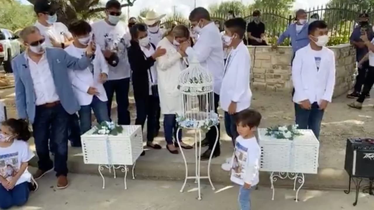 Se liberó una paloma que fue abrazada y besada por la familia en señal de despedida y el inicio del viaje al cielo del bebé Nick.