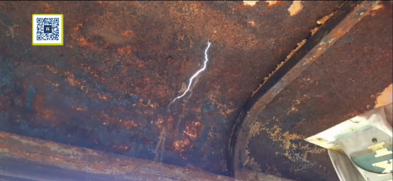 Sin embargo, la estructura todavía tiene grietas que dejan pasar el agua y se siente un calor abrumador en ciertas épocas del año, mientras que hacen como pueden para que el armazón del vehículo se siga manteniendo firme.
<br>