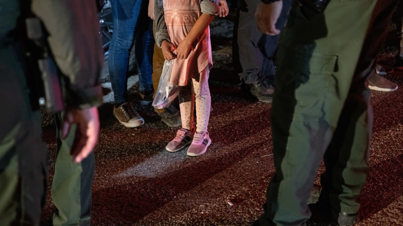 Así venden los 'coyotes' el cruce de menores no acompañados por la frontera de Arizona