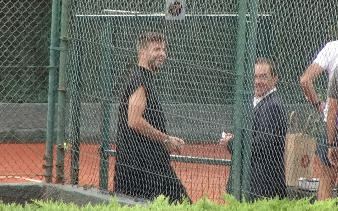 Piqué llegó a la cancha con su bebé Sasha, para visitar a mami.