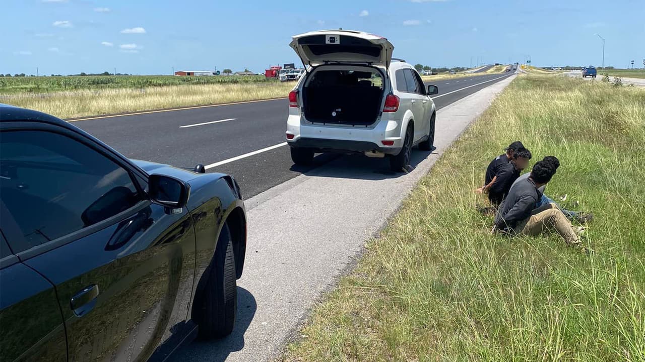 Hallan a cuatro inmigrantes indocumentados escondidos en una camioneta que viajaba por Texas
