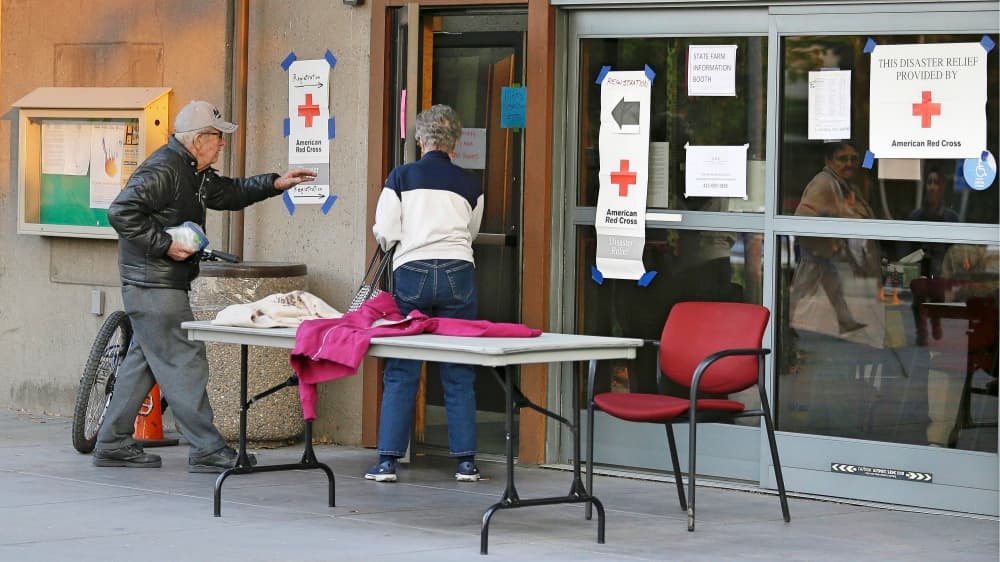 Autoridades aclaran que no están preguntando el estatus migratorio de los evacuados por incendios en California
