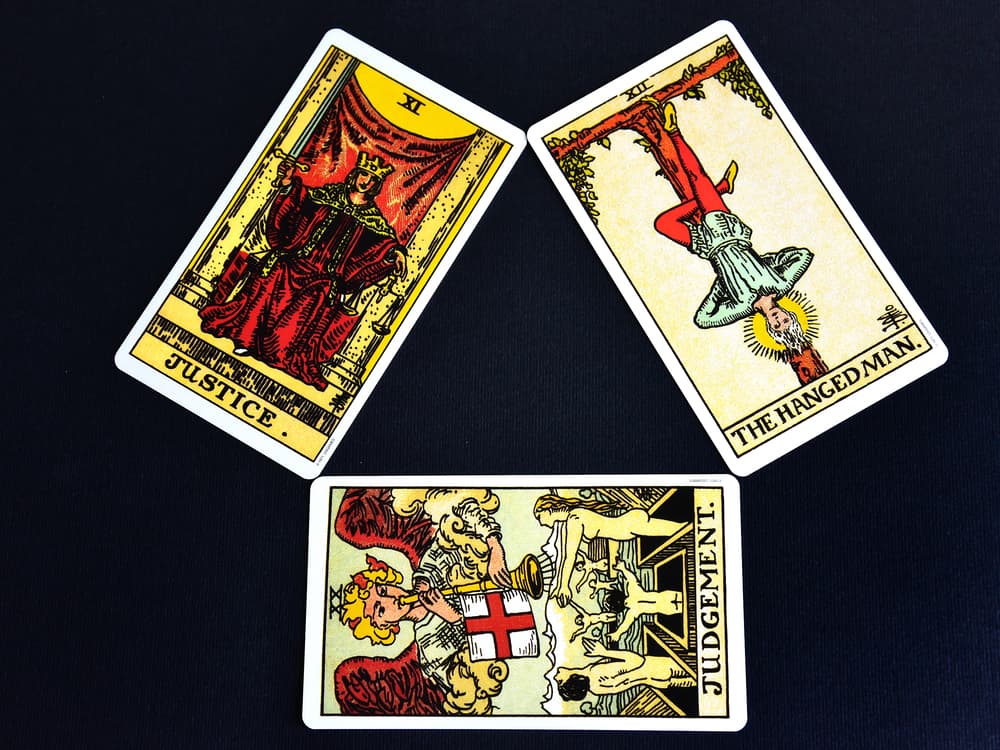 El Juicio te eleva el espíritu, te brinda un sentido de iluminación divina, como si fuera algo profético o celestial, que te brinda claridad, resolución, capacidad de discernimiento para desarrollar nuevas ideas y caminos para ver qué debes hacer ante algo en tu camino. El asunto es, ¿estás animado a tomar ese paso?