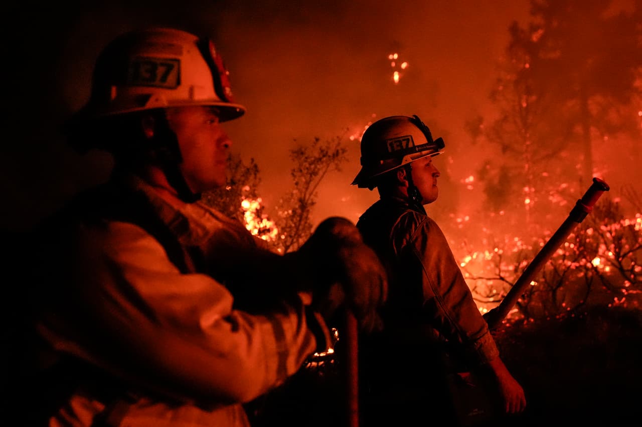 El incendio Bridge es actualmente el más grande registrado en el sur de California, ha consumido 49,008 acres y afecta a dos condados: Los Ángeles y San Bernardino.