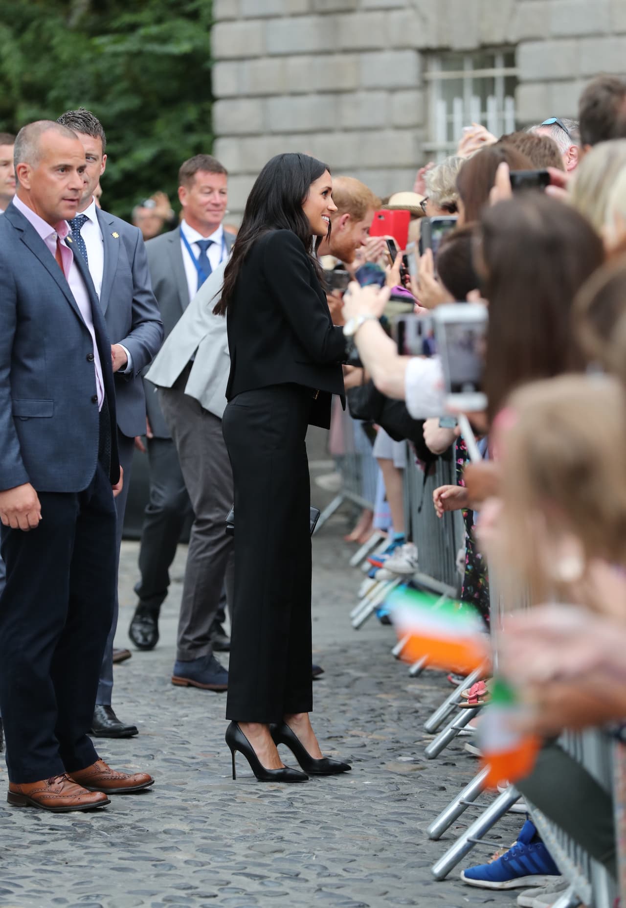 El uso de trajes de pantalón tiene un significado mucho más allá de la moda, se trata de un acto con múltiples significados políticos y sociales. El traje sastre de las mujeres -conocido ahora como el power suit- es un invento que se atribuye al diseñador francés Marcel Rochas (1932), aunque lo popularizó Giorgio Armani en la década de los ochenta.
