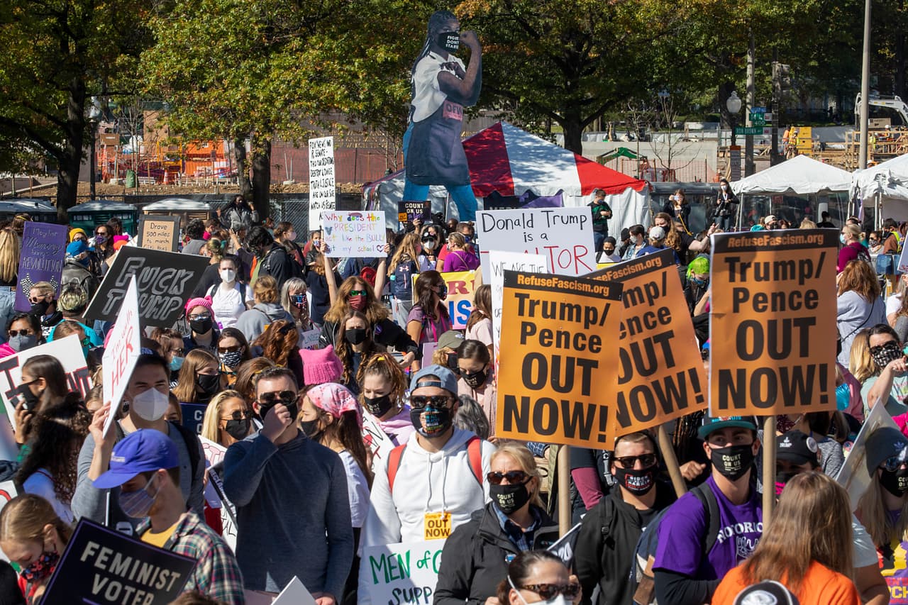 Manifestantes se congregaron este sábado en la Freedom Plaza de Washington D.C. para honrar a la jueza
<b><a href="https://www.univision.com/temas/ruth-bader-ginsburg">Ruth Bader Ginsburg</a>, </b>quien
<a href="https://www.univision.com/noticias/estados-unidos/fallece-a-los-87-anos-de-edad-la-jueza-ruth-bader-ginsburg">falleció el 18 de septiembre</a>, y rechazar que el presidente Donald Trump haya nominado a la jueza
<a href="https://www.univision.com/noticias/politica/amy-coney-barrett-la-virtual-nominada-de-trump-para-suceder-a-ginsburg-en-la-corte-suprema">Amy Coney Barrett</a> para reemplazarla antes del presidenciales del 3 de noviembre.