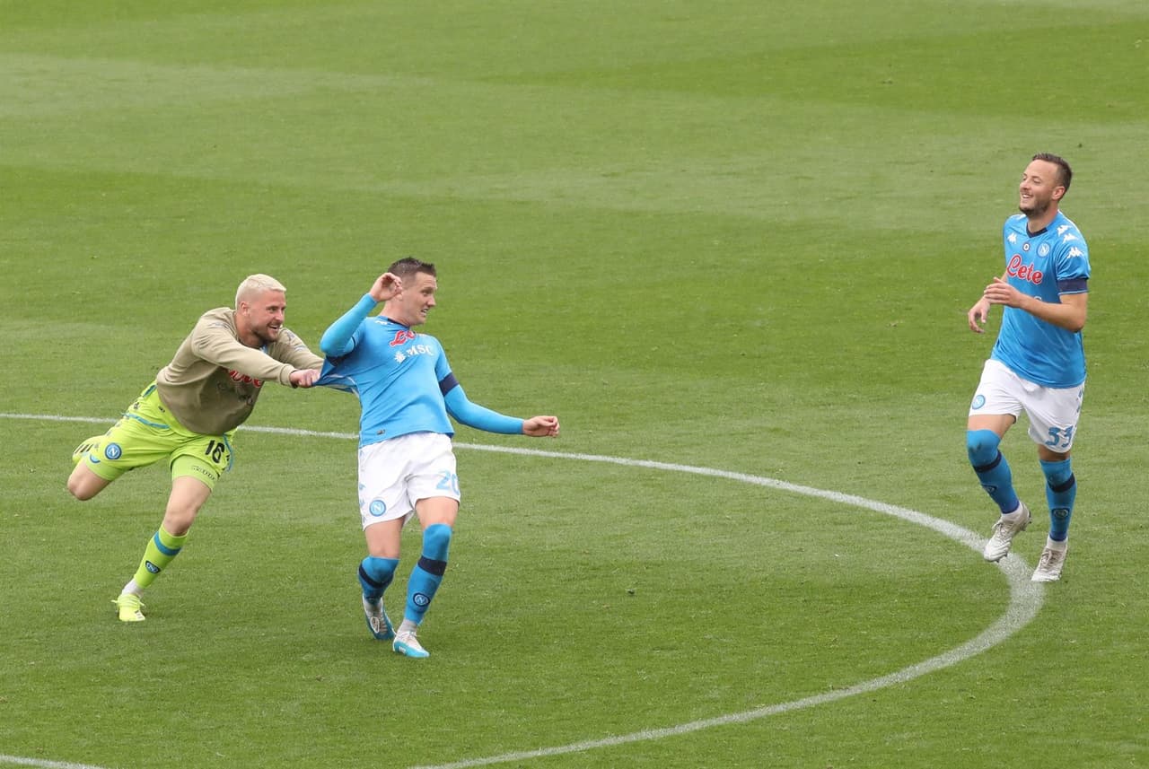 Napoli se impone a la Fiorentina en su visita con un marcador de 2-0, durante la Jornada 37 en la Serie A. Las anotaciones fueron por parte de Lorenzo Insigne al minuto 56 y el segundo tanto fue un autogol de Lorenzo Venutti durante la segunda mitad del encuentro. Hirving Lozano ingresó al campo al minuto 80.