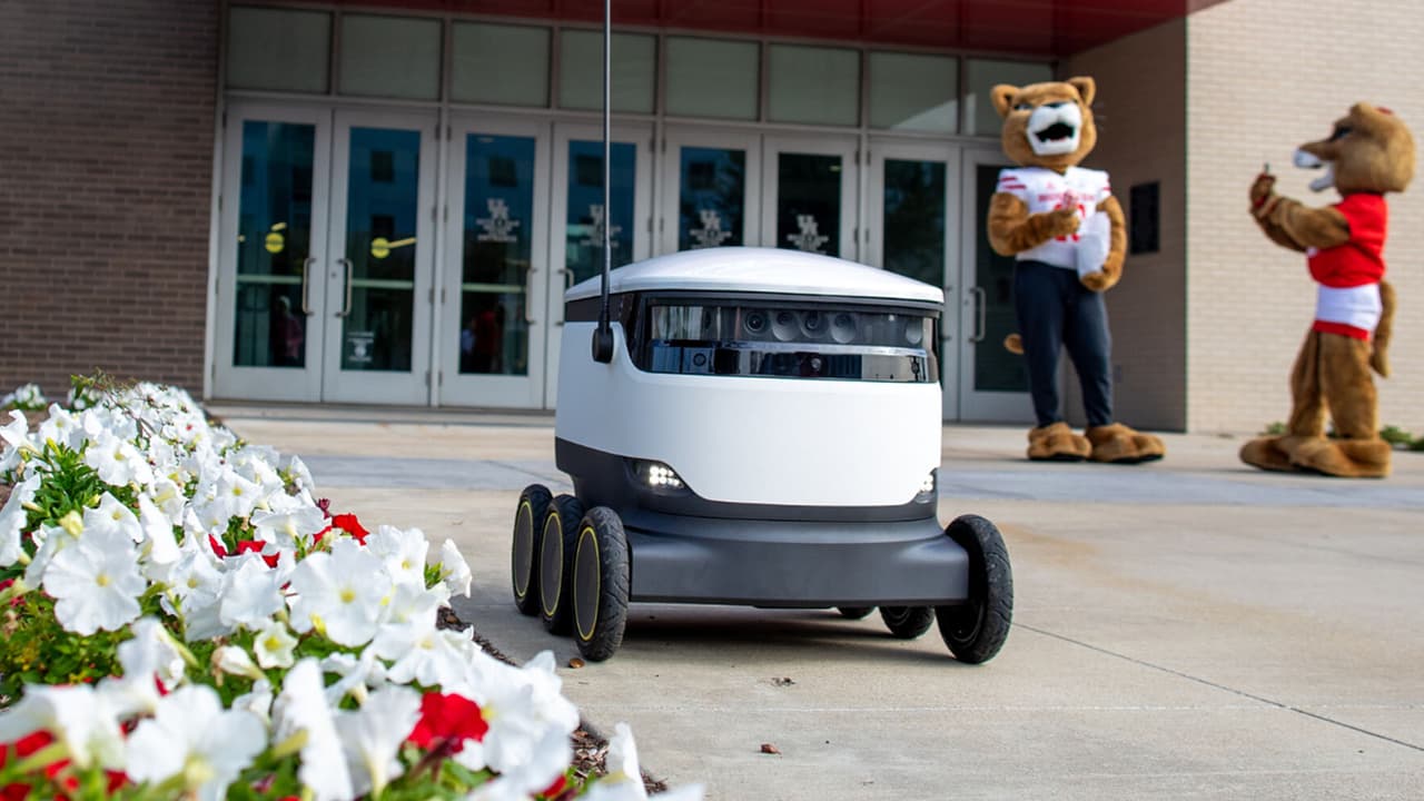 La Universidad de Houston, es la primera institución de educación superior en el estado de Texas en ofrecer entregas robóticas de alimentos en el campus.