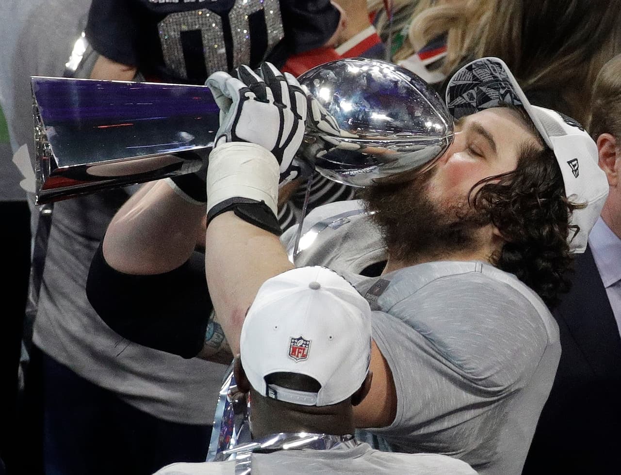 El liniero defensivo David Andrews besando con fervor el anhelado Trofeo Vince Lombardi.