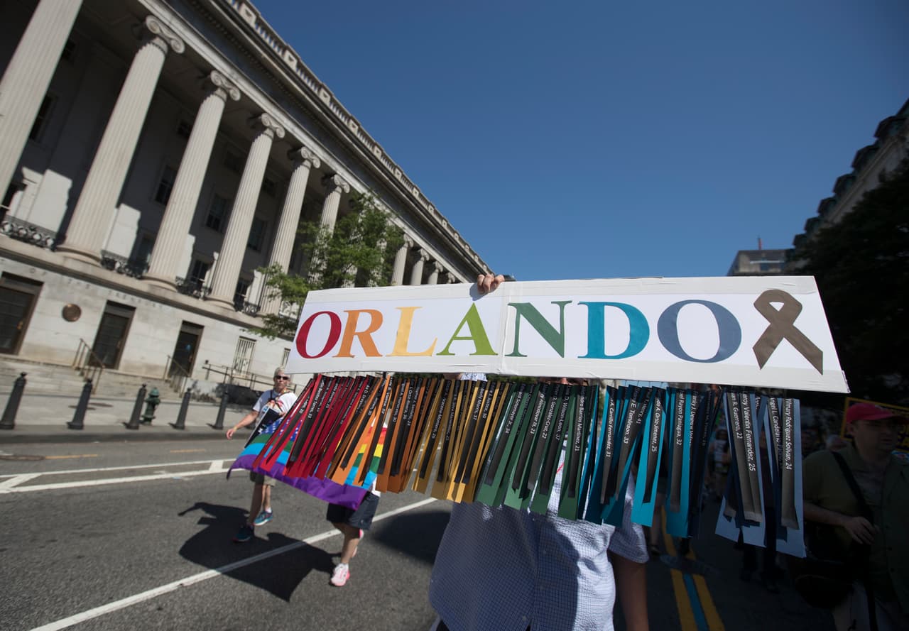 Gil Méndez, de San Francisco, sostiene una pancarta para rendir homenaje a las víctimas del tiroteo en Orlando,