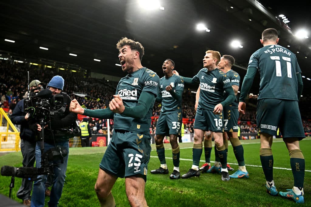 Al United le psan los penales y con un resultado de 7-8 en los penales, Middlesbrough da la sopresa de la semana y le pegan al Manchester United en Old Trafford.