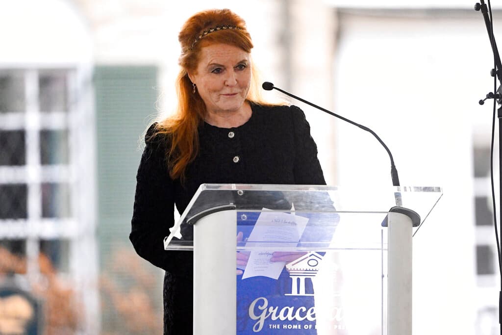 La duquesa de York, Sarah Ferguson, también acudió al servicio y le dedicó unas palabras: 
<br>
<br>"El duelo es el precio que pagamos por el amor. (...) Todos nosotros estamos con ustedes. Y los ayudaremos lo mejor que podamos. Si alzan la mano, ahí estaremos", sostuvo Ferguson quien era amiga íntima de la fallecida.