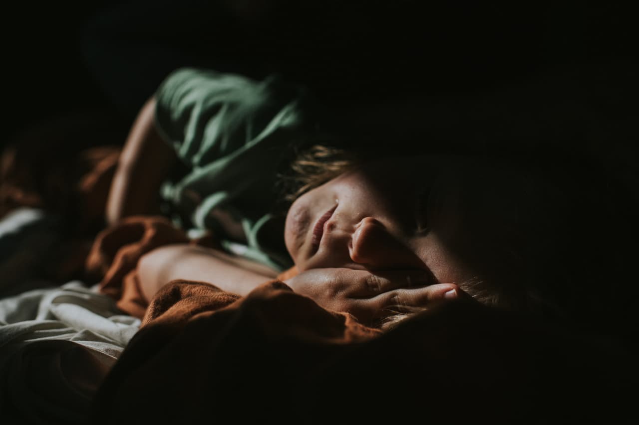 Padres obligan a niña alérgica a beber salsa picante; enfrentan cargos por maltrato