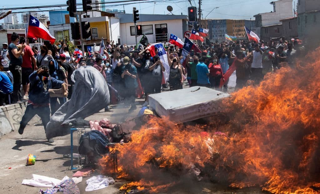 La Policía de Investigaciones de Chile (PDI) hizo este lunes las primeras diligencias en el marco del caso de la quema de pertenencias de migrantes en Iquique. Los agentes levantaron un catastro de las personas afectadas, descartaron que hubiera heridos e hicieron
<b>una evaluación de los objetos cancinados.</b>