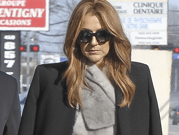 Con el rostro desencajado y sin quitarse los lentes oscuros, la cantante fue captada al llegar a la iglesia para despedir al integrante de su familia.