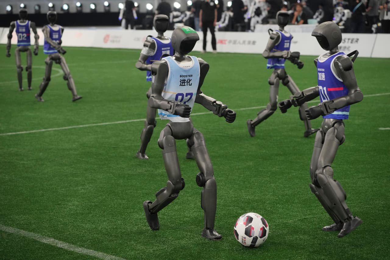 Robots humanoides juegan al fútbol antes de la ceremonia de apertura del Campeonato Mundial de Robots Humanoides.
