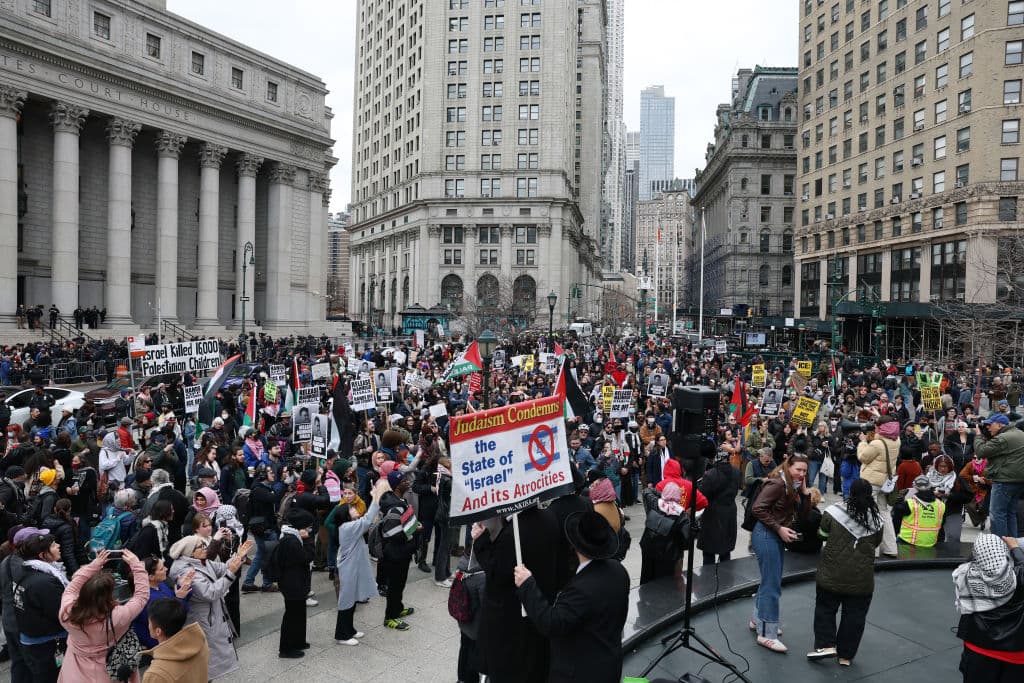 Su esposa espera su primer hijo. Como portavoz de los manifestantes de Columbia, participó en protestas que se extendieron por campus universitarios de todo el país el año pasado, resultando en más de 2,000 arrestos. Hasta el momento, no ha sido acusado de ningún delito.