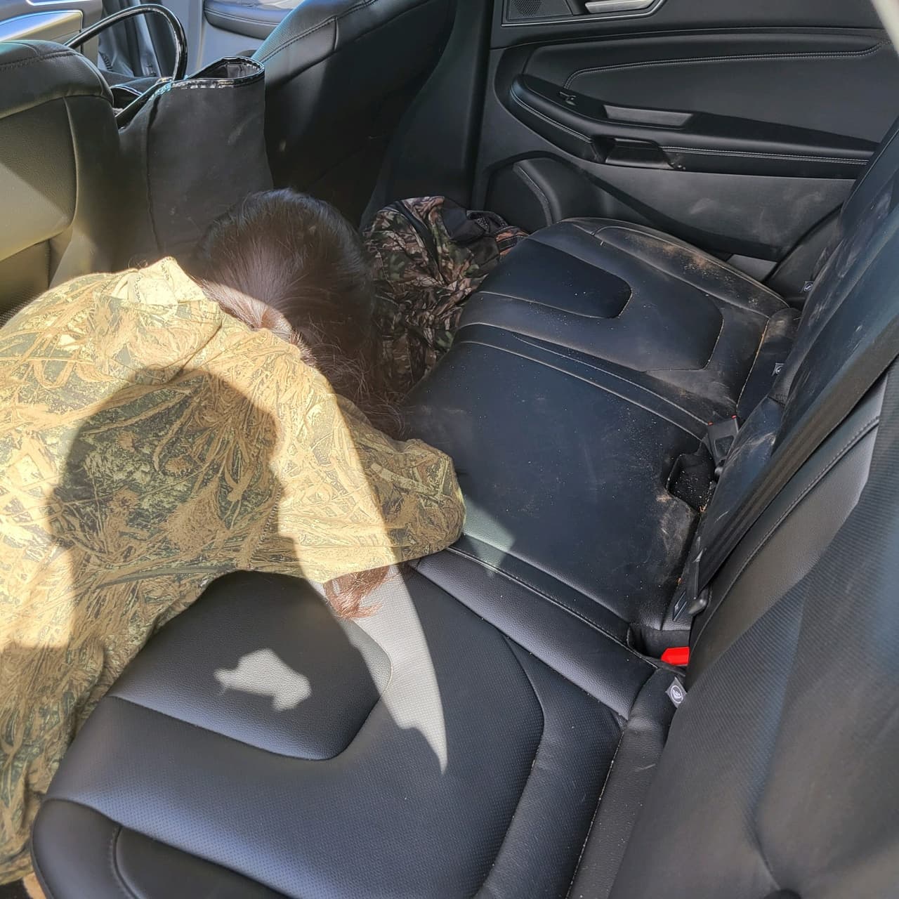 Tres migrantes fueron localizados en el área de carga dentro de un auto de alquiler por agentes de la Estación Ajo.