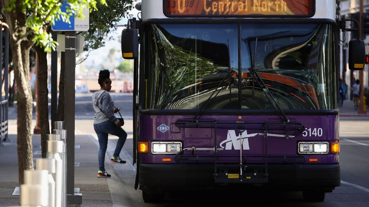 Anuncian cambio de horarios del servicio de Valley Metro durante los días festivos