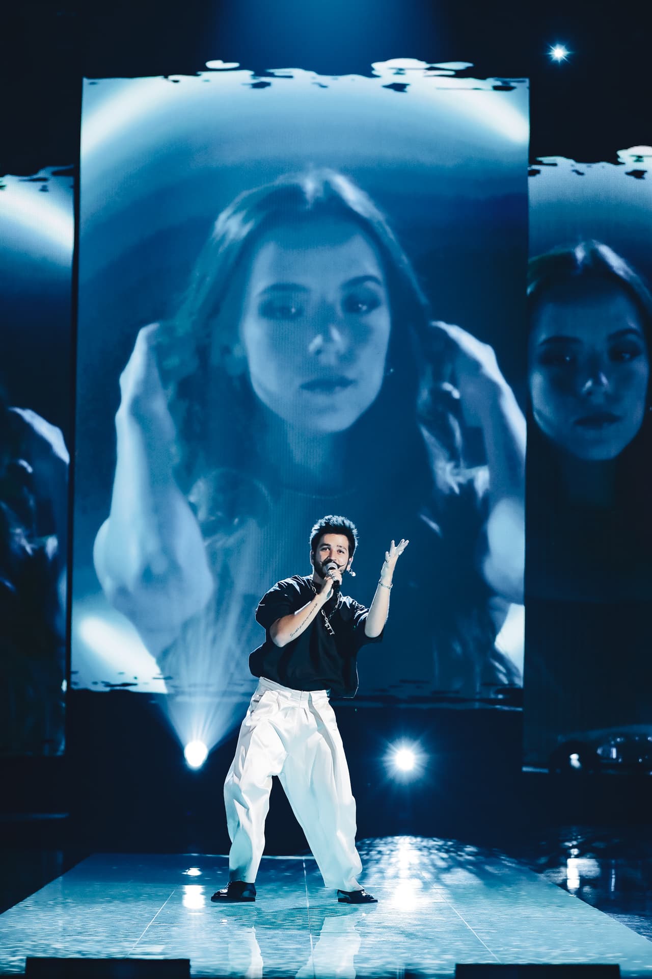 Estuvo muy bien acompañado en el escenario, mientras cantaba aparecieron fotografías de su esposa: Evaluna.
