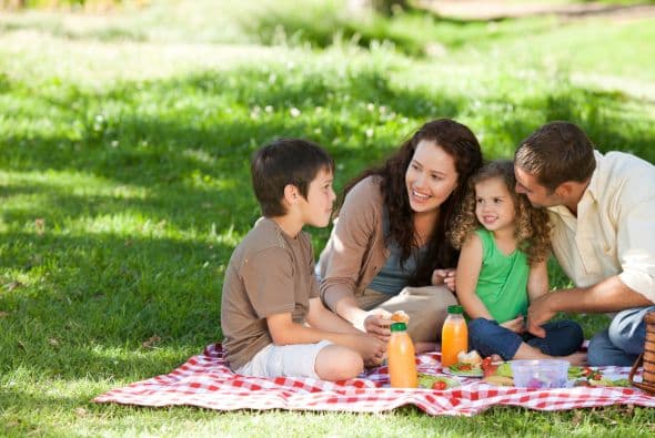También puedes llevar a tu mamá al parque, ¡repentinamente sacar la frazada que servirá de mesa y comer juntos. ¡Un pinic improvisado que nunca pasará de moda!