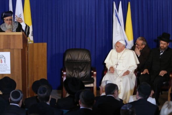 Luego, en un discurso ante dos importantes rabinos, el pontífice instó a continuar el camino de la amistad.