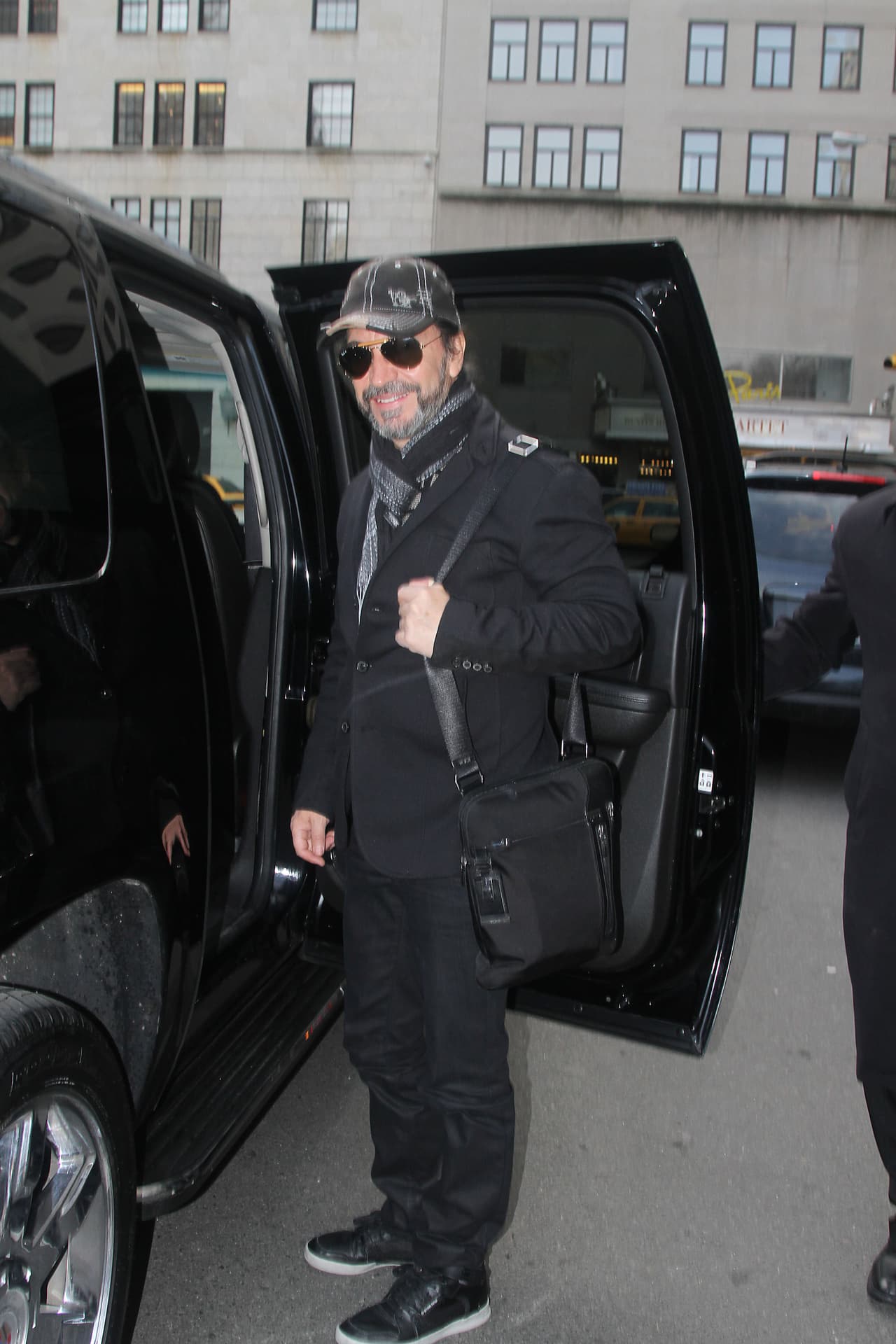 Marco, viste siempre muy bien combinado, no puede salir a la calle sin llevar un look acorde al momento. Por algo es uno de los mejores vestidos de la música latinoamericana.