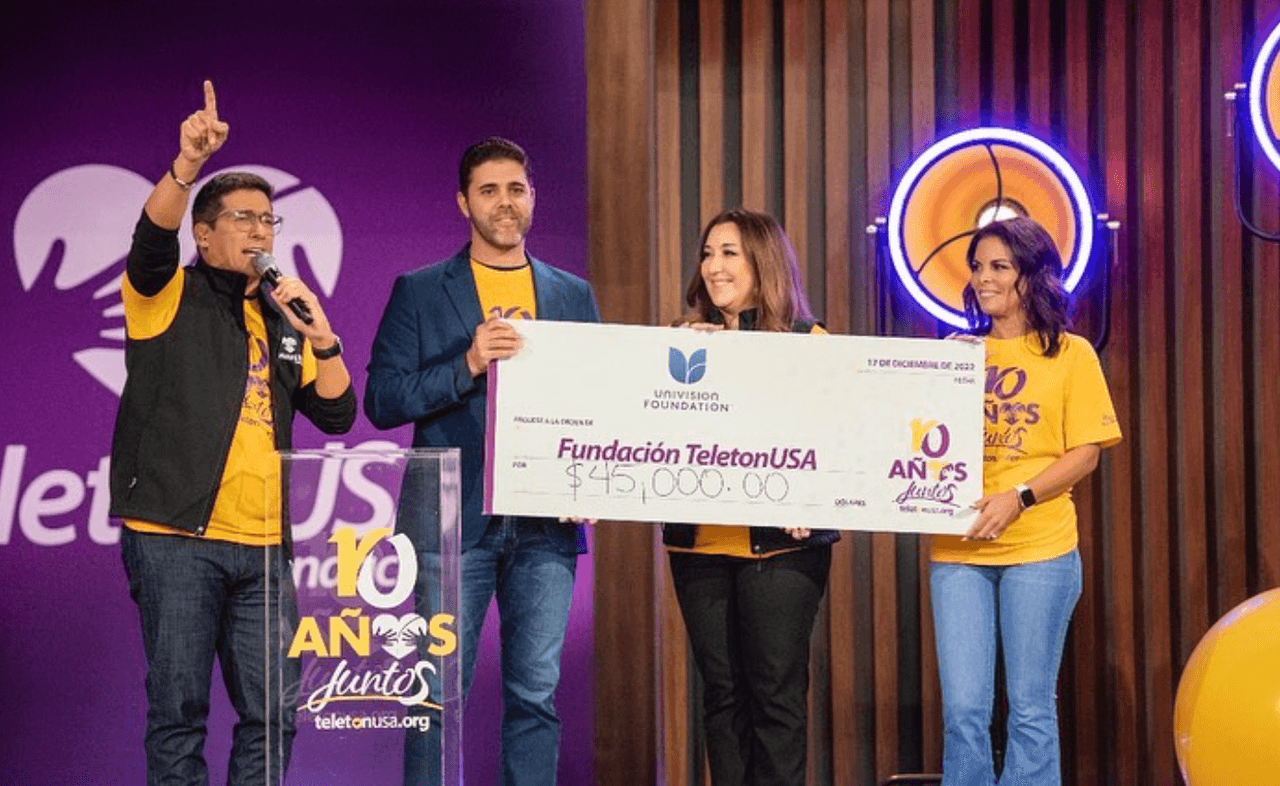 Entrega de cheque a TeletonUSA en su celebración de 10 años.